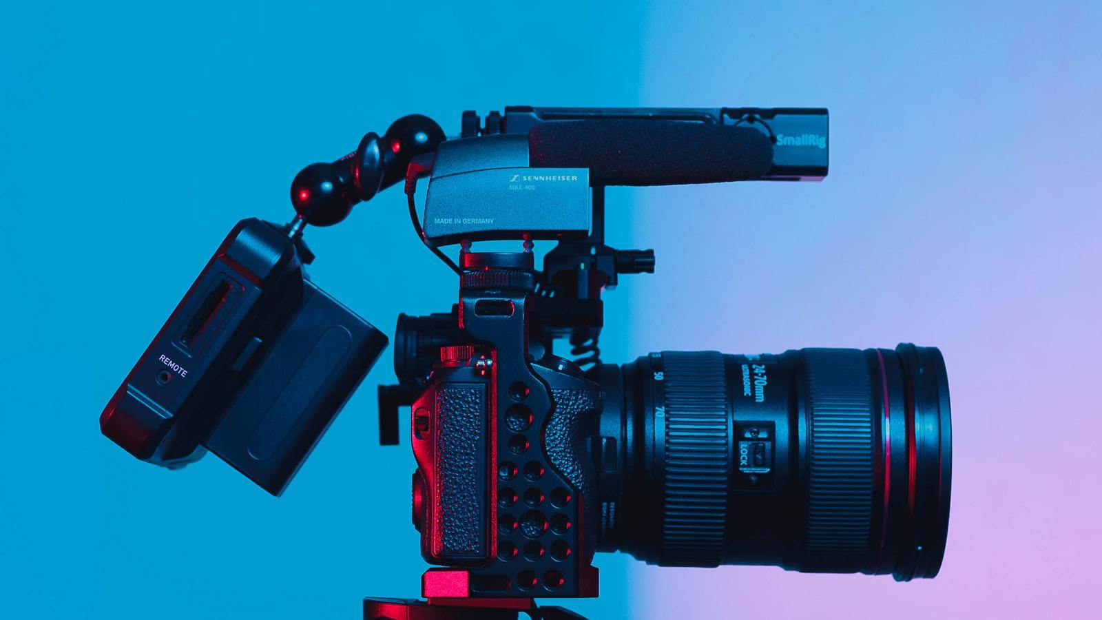 Câmera de cinema compacta montada em rig, com lente cine acoplada.