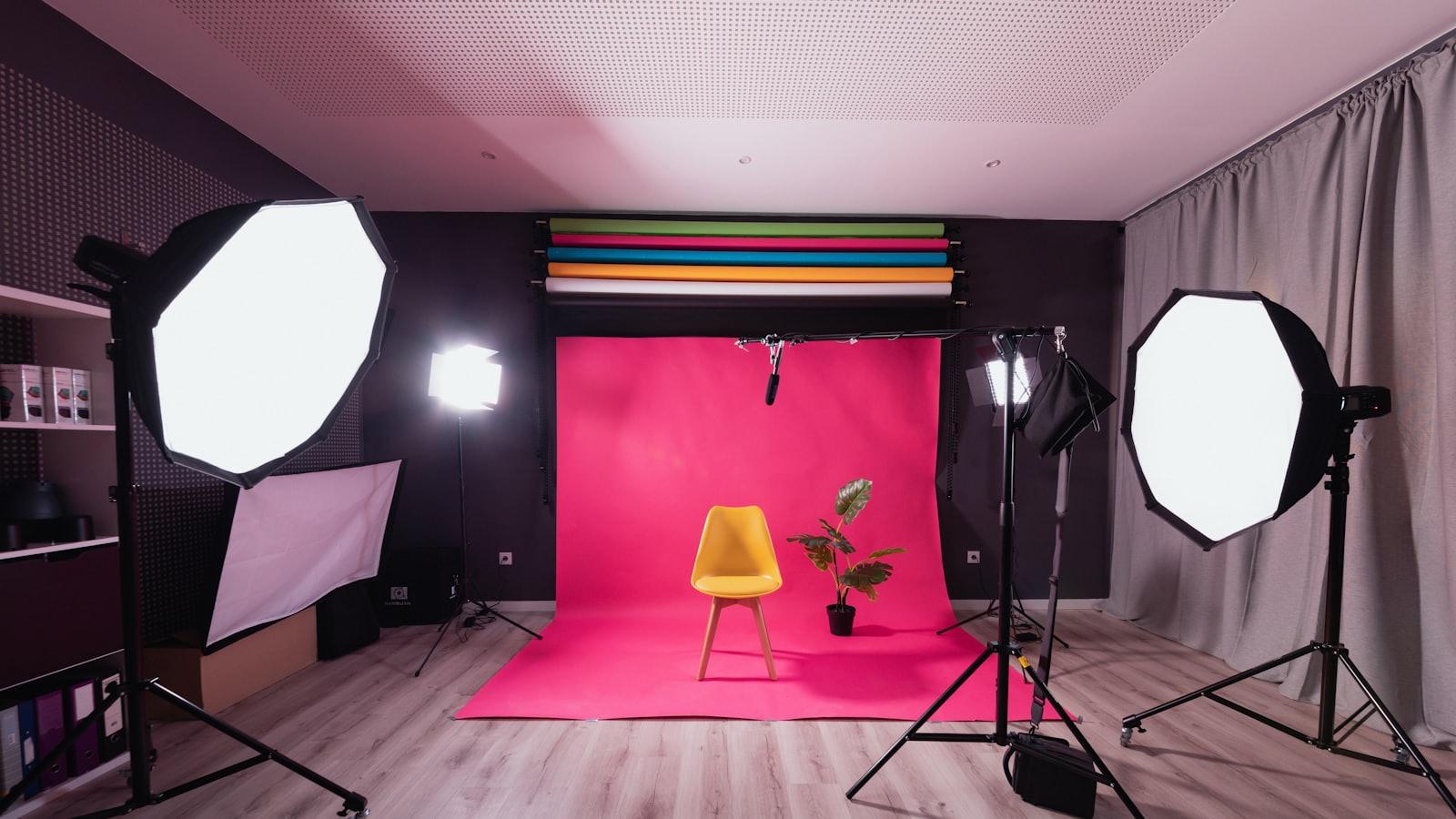 Estúdio montado com dois softboxes e fundo colorido, pronto para uma gravação com esquema de luz.