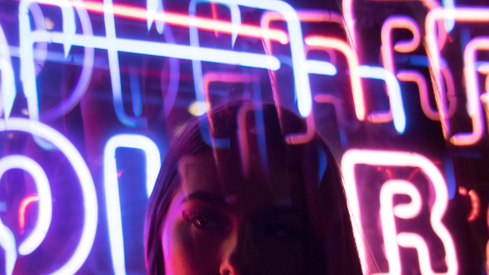 Retrato em luz de neon com estética de videoclipe, cores fortes e clima noturno.